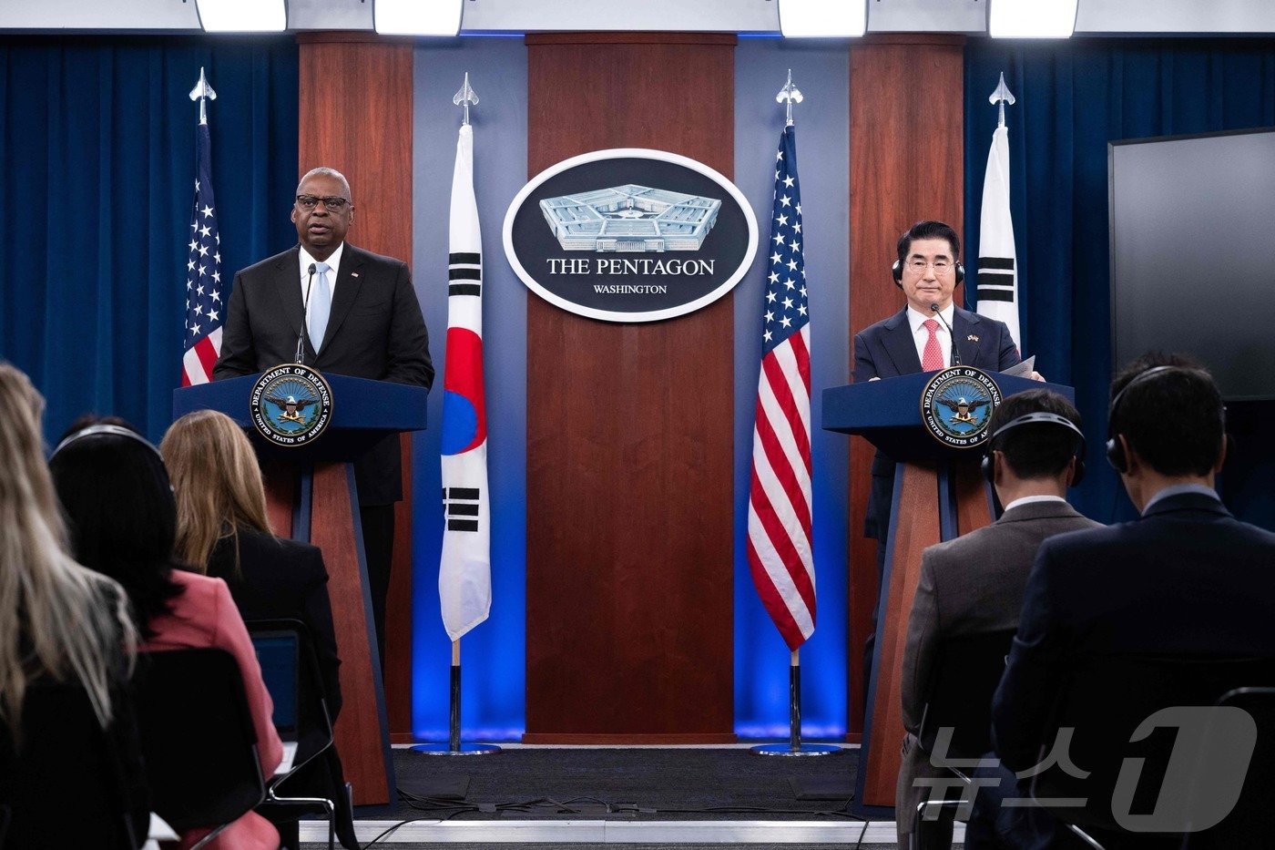 본문 이미지 - 김용현 국방부 장관과 로이드 오스틴 미국 국방장관이 30일(현지시간) 워싱턴DC 펜타곤에서 제56차 한미안보협의회(SCM)를 갖고 공동성명을 발표하고 있다 ⓒ AFP=뉴스1