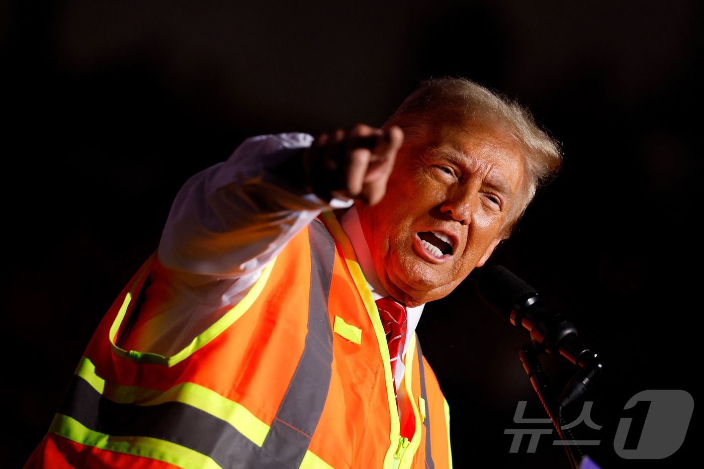 (그린베이 AFP=뉴스1) 우동명 기자 = 미국 공화당 대통령 후보 도널드 트럼프 전 대통령이 30일(현지시간) 위스콘신주 그린베이에서 열린 선거 집회서 유세를 하고 있다. 202 …
