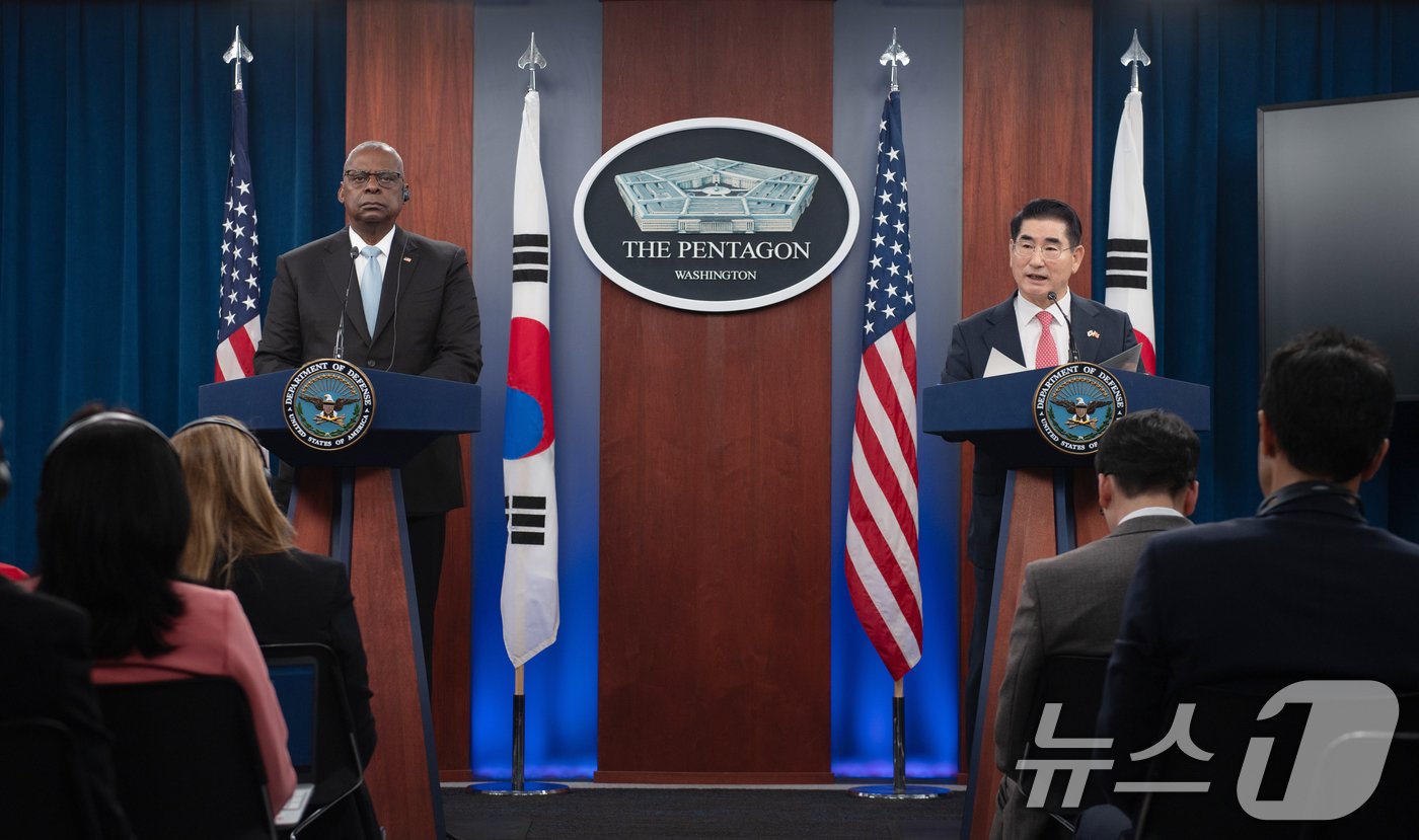 본문 이미지 - 김용현 국방부 장관과 로이드 오스틴 미국 국방장관이 30일(현지시간) 미 워싱턴 D.C 펜타곤에서 제56차 한미안보협의회(SCM) 후 공동기자회견을 하고 있다. (국방부 제공) 2024.10.31/뉴스1