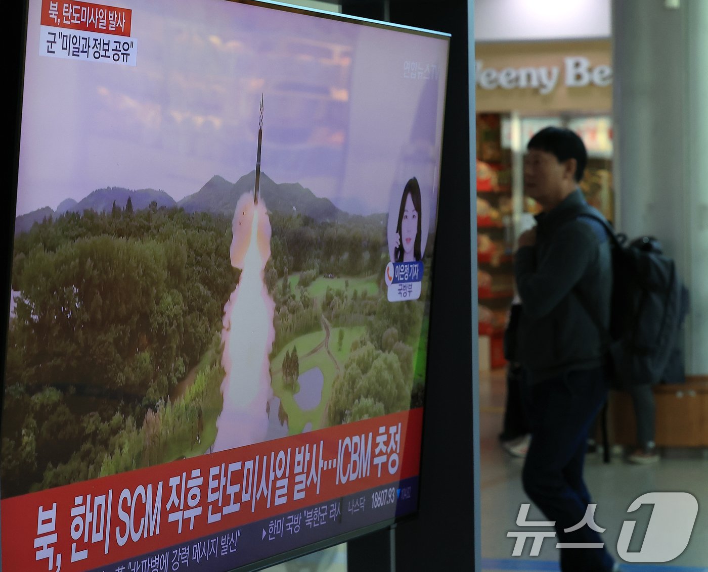 본문 이미지 - 미국 대선이 다음달 5일 실시될 예정인 가우데 북한이 동해상으로 탄도미사일을 발사한 31일 서울 중구 봉래동 서울역 대합실에서 시민들이 TV를 통해 관련 뉴스를 지켜보고 있다. 북한의 탄도미사일 도발은 지난 9월 18일 단거리탄도미사일(SRBM) 여러 발을 발사한 이후 한 달여 만이다. 2024.10.31/뉴스1 ⓒ News1 박정호 기자