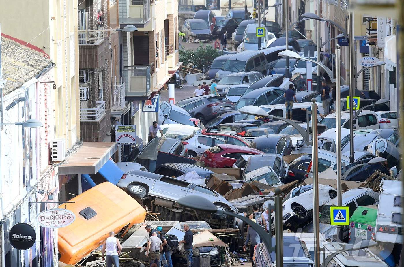 본문 이미지 - 30일(현지시간) 스페인 발렌시아주 세다비에서 발생한 홍수로 휩쓸려온 차량들이 거리에 쌓여 있다. 2024.10.30 ⓒ AFP=뉴스1 ⓒ News1 김지완 기자