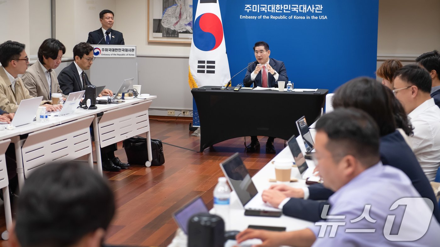 본문 이미지 - 김용현 국방부 장관이 30일(현지시간) 주미대한민국대사관에서 기자간담회를 하고 있다. (국방부 제공) 2024.10.31/뉴스1