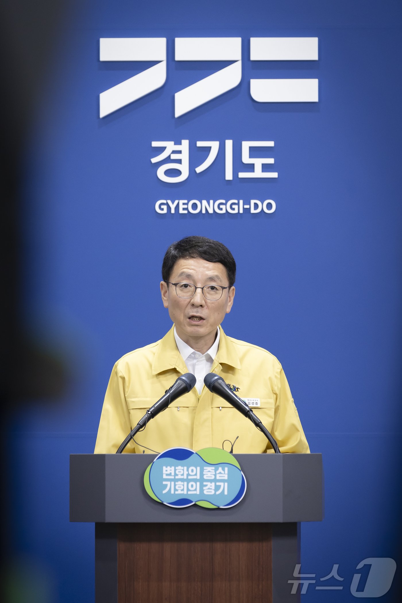 본문 이미지 - 31일 오전 경기도청 브리핑룸에서 김성중 행정1부지사가 납북자가족 대북전단 살포&#40;예정&#41;에 따른 경기도 대응계획을 발표하고 있다.&#40;경기도 제공&#41;