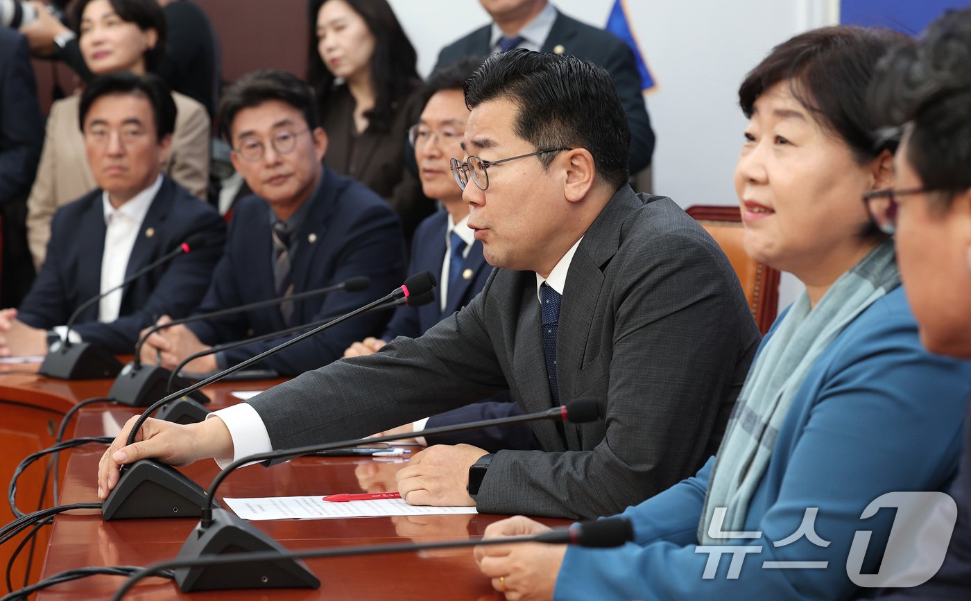 박찬대 더불어민주당 원내대표가 31일 서울 여의도 국회에서 열린 윤석열 대통령과 명태균 씨의 녹취록 관련 긴급 기자회견에서 모두발언을 하고 있다. 2024.10.31/뉴스1 ⓒ News1 김성진 기자