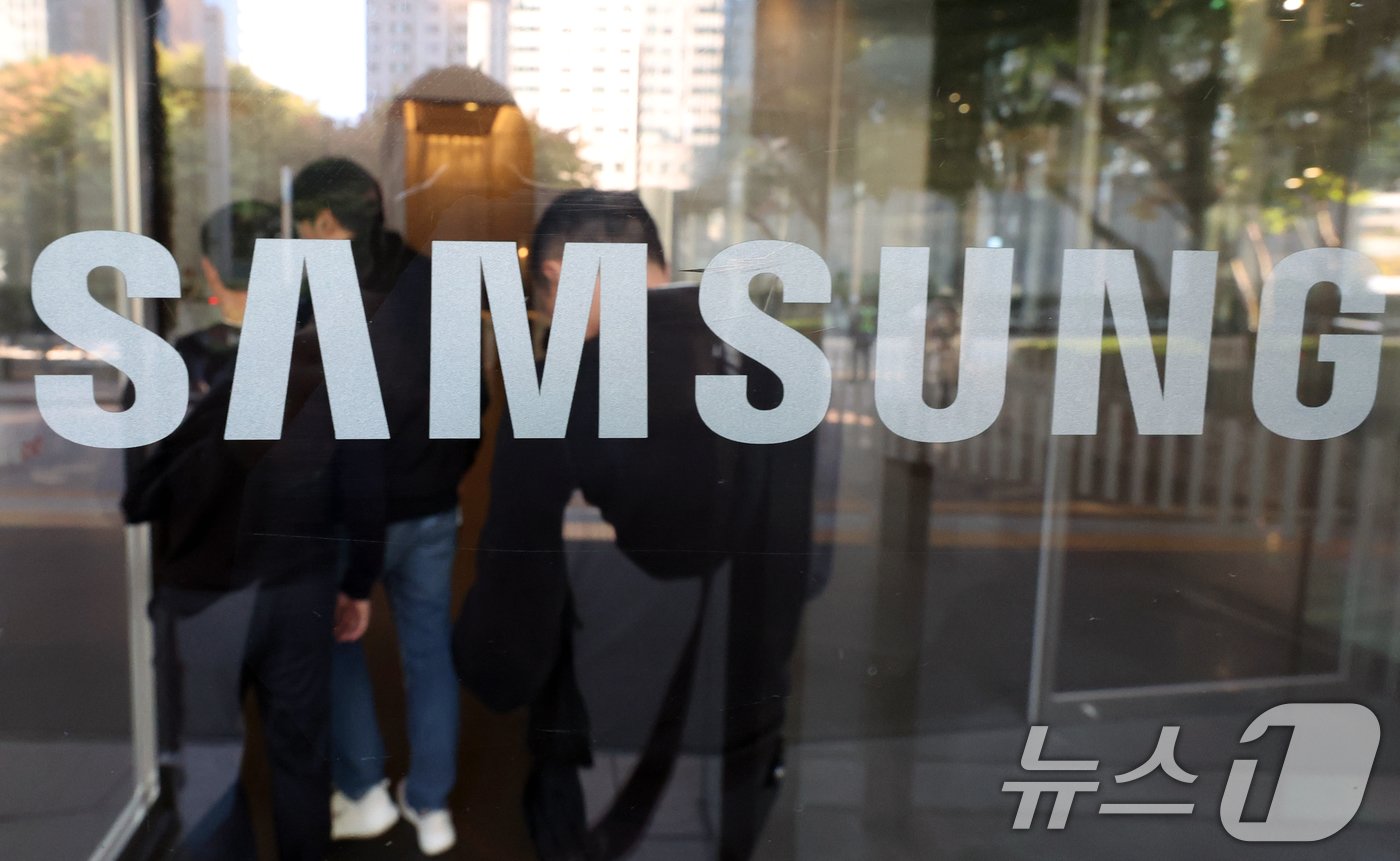 본문 이미지 - 삼성전자는 3분기(7~9월) 반도체사업(DS·디바이스솔루션)에서 매출 29조2,700억 원, 영업이익 3조8,600억 원을 냈다고 31일 공시했다. 시장 전망치인 영업이익 4조 2,000억~5조3,000억 원에 못 미치는 수준이다. 삼성전자의 3분기 전체 매출은 79조 987억 원, 영업이익 9조 1,834억 원이었다. 삼성전자는 반도체 부문 실적이 부진한 데 대해 "전 분기 대비 고대역폭메모리(HBM), 더블데이터레이트(DDR)5와 서버용 SSD제품이 높은 매출 성장을 기록했지만 재고 평가손 환입 규모 축소와 인센티브 충당 등 일회성 비용, 달러 약세에 따른 환영향 등으로 이익이 감소했다＂고 설명했다. 사진은 이날 삼성전자 서초사옥 모습. 2024.10.31/뉴스1 ⓒ News1 김명섭 기자