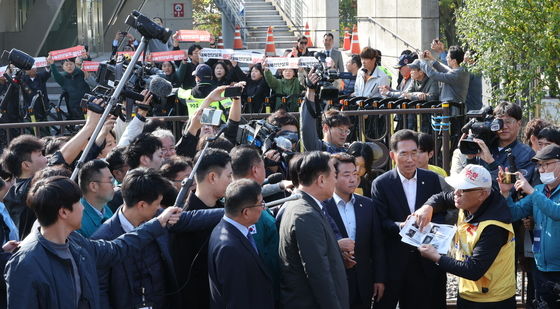 '대북전단 살포' 야당 의원들과 대화하는 남북자단체 대표