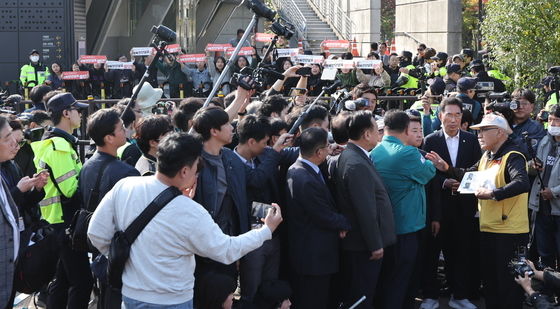 파주시장과 대화하는 납북자피해가족연합회 대표, 뒤로는 '대북전단 살포 규탄'