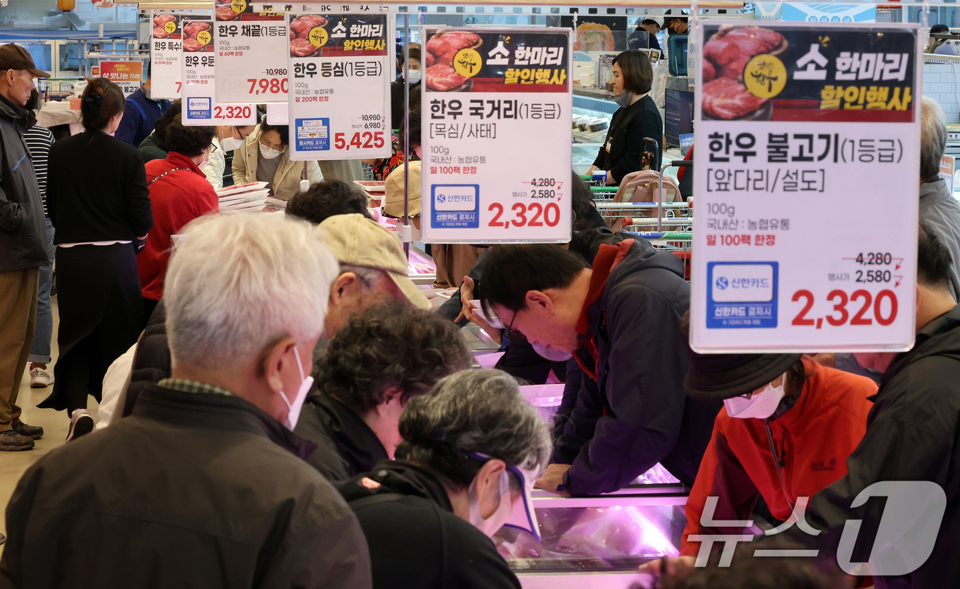 (서울=뉴스1) 이동해 기자 = 31일 서울 서초구 농협 하나로마트 양재점을 찾은 고객들이 한우를 구매하고 있다.농협유통·농협하나로유통은 한우의 날을 맞아 이날부터 11월 3일까지 …