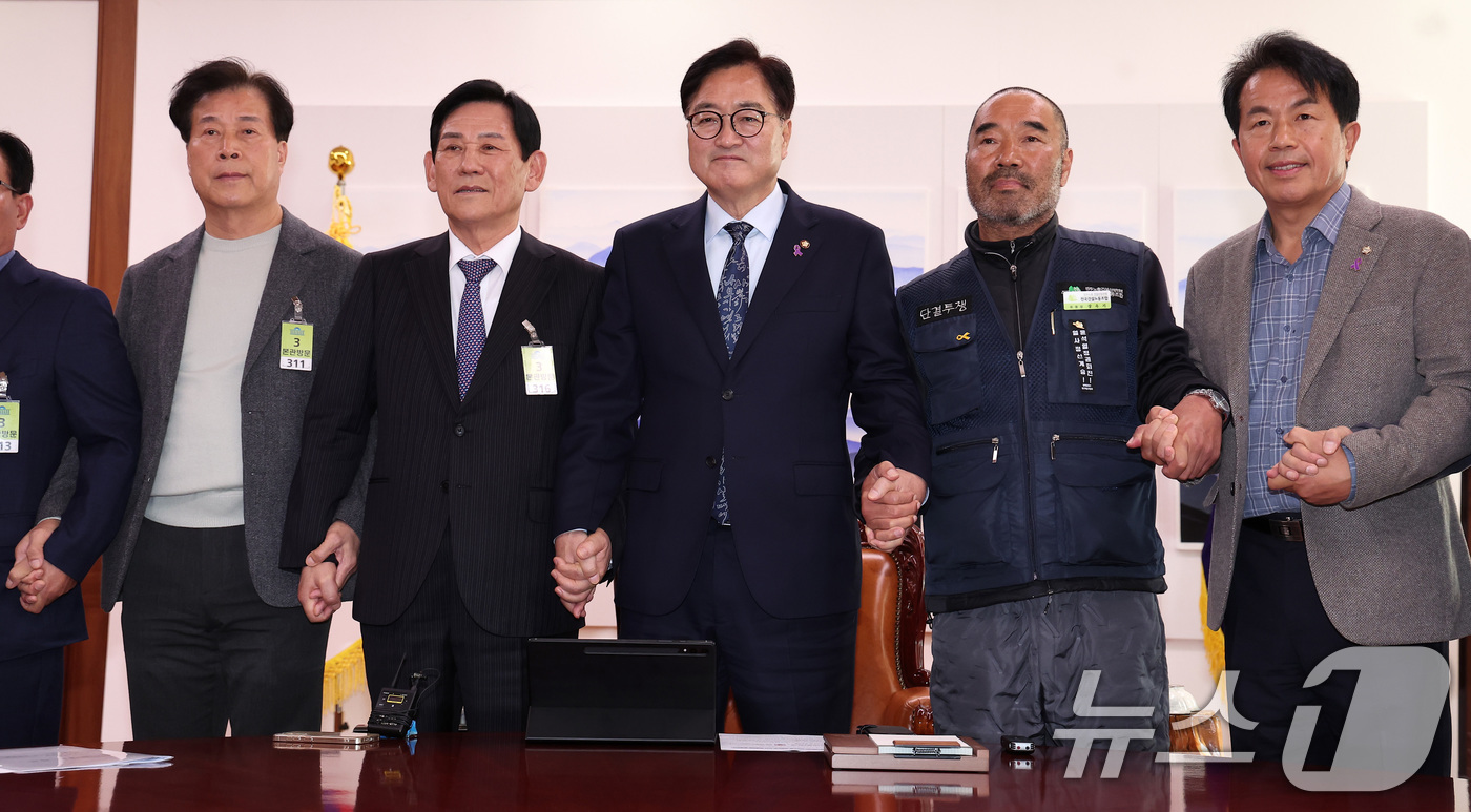 (서울=뉴스1) 김성진 기자 = 우원식 국회의장(가운데)이 31일 오전 서울 여의도 국회에서 열린 철근콘크리트사용자협의회와 민주노총 건설노조 노사 간의 중재 면담에 앞서 기념촬영을 …