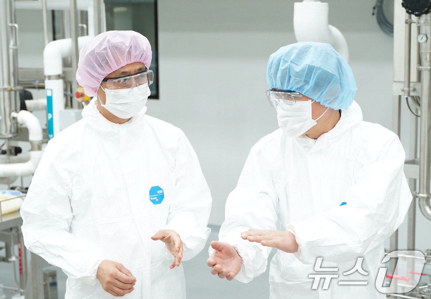 본문 이미지 - 안덕근 산업통상자원부 장관&#40;왼쪽&#41;이 31일 오전 인천시 송도 삼성바이오로직스 송도 2공장을 방문, 의약품 위탁제조&#40;CMO&#41; 생산라인을 둘러보고 있다. &#40;산업통상자원부 제공&#41; 2024.10.31/뉴스1