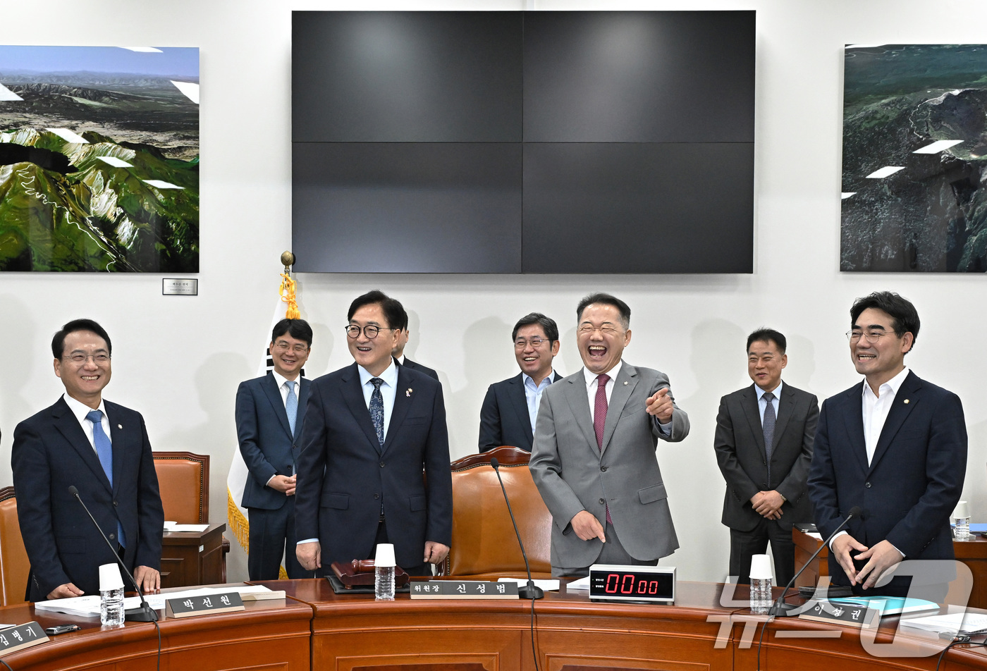 (서울=뉴스1) 국회사진취재단 = 우원식 국회의장이 31일 오전 서울 여의도 국회에서 열린 정보위원회의 경찰청 등에 대한 국정감사에 방문해 신성범 정보위원회장을 비롯한 위원들과 대 …