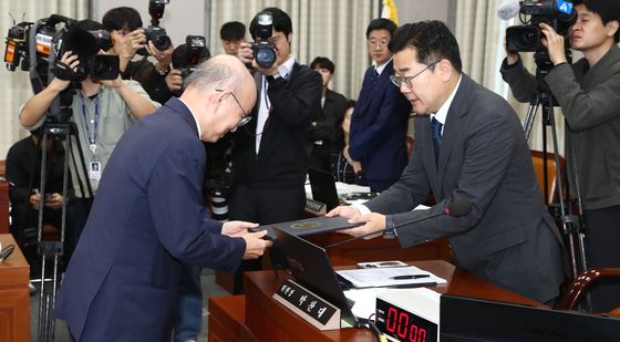 [국감]선서문 제출하는 안창호 국가인권위원장