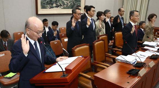 [국감]선서하는 안창호 국가인권위원장