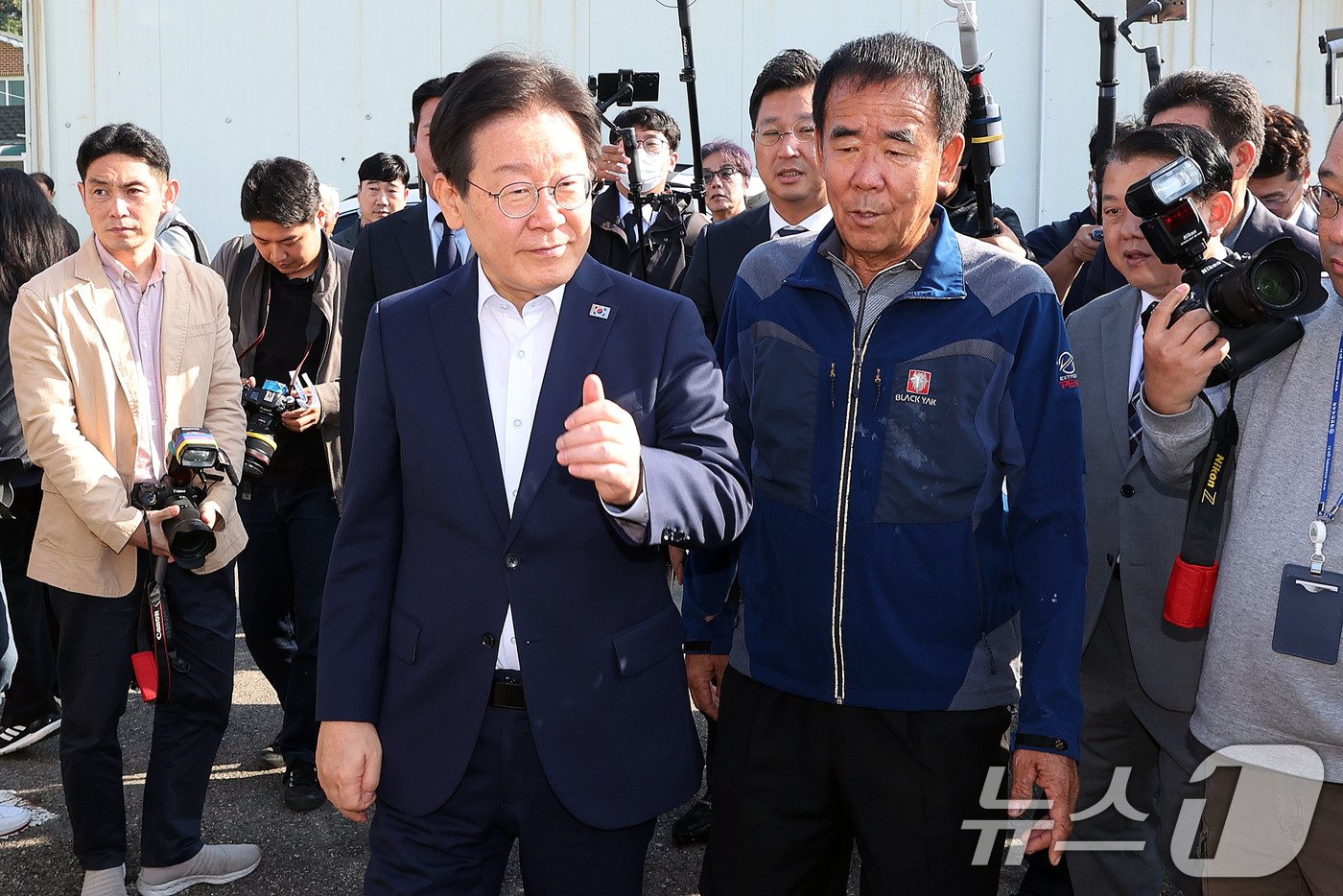 이재명 더불어민주당 대표가 31일 오전 인천 강화군 당산리마을회관을 찾아 마을 이장과 대화를 나누며 이동하고 있다. 접경 인근 지역인 당산리 마을은 지난 7월부터 약 3개월째 북한 대남방송 소음 피해를 입고 있다. &#40;공동취재&#41; 2024.10.31/뉴스1 ⓒ News1 김민지 기자