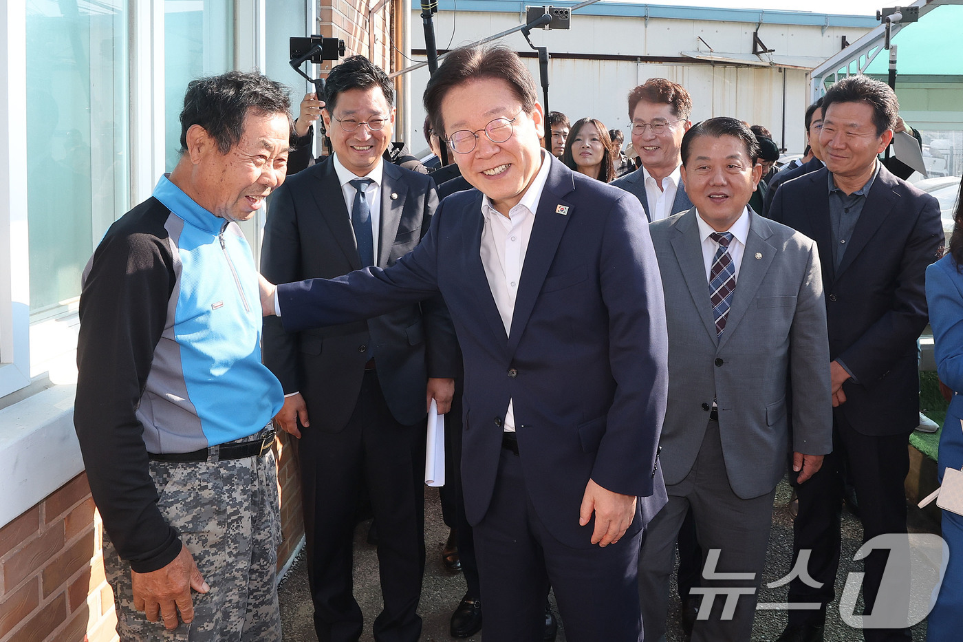 (인천=뉴스1) 김민지 기자 = 이재명 더불어민주당 대표가 31일 오전 인천 강화군 당산리마을회관을 찾아 주민과 대화를 나누고 있다.접경 인근 지역인 당산리 마을은 지난 7월부터 …