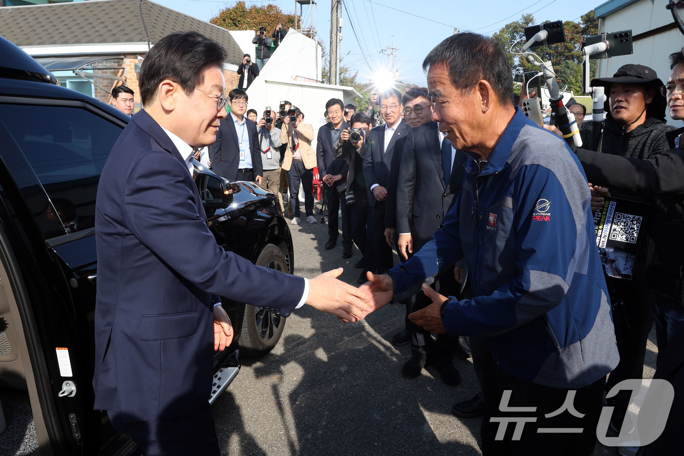 (인천=뉴스1) 김민지 기자 = 이재명 더불어민주당 대표가 31일 오전 인천 강화군 당산리마을회관을 찾아 마을 이장과 인사를 나누고 있다.접경 인근 지역인 당산리 마을은 지난 7월 …