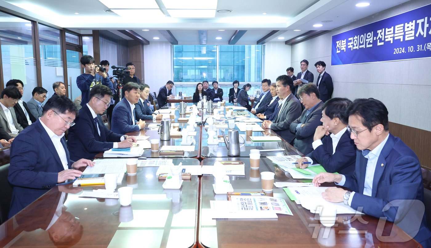 본문 이미지 - 31일 국회 의원회관에서 전북자치도와 전북 국회의원들 간 예산정책협의회가 열린 가운데 참석자들이 예산 확보를 위한 회의을 진행하고 있다.&#40;전북자치도 제공&#41;/뉴스1 