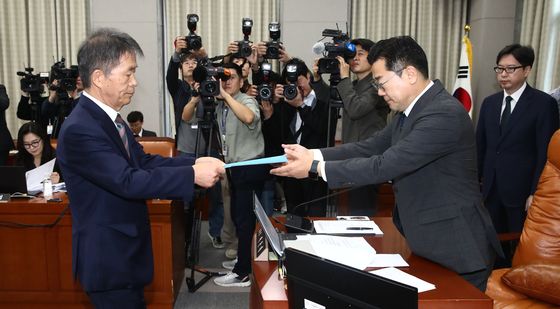 [국감]선서문 제출하는 김용원 상임위원