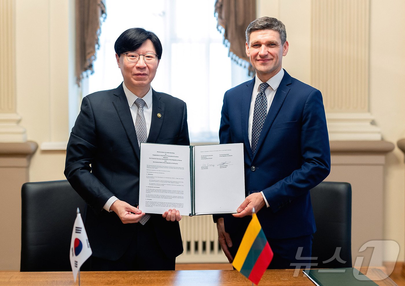 본문 이미지 - 김소영 부위원장이 지난 30일(현지시간) 오전 리투아니아 중앙은행(BOL)에서 시모나스 크렙스타 이사와 만나 금융혁신 MOU 체결식 후 기념촬영을 하고 있다. 사진은 금융위원회 제공.