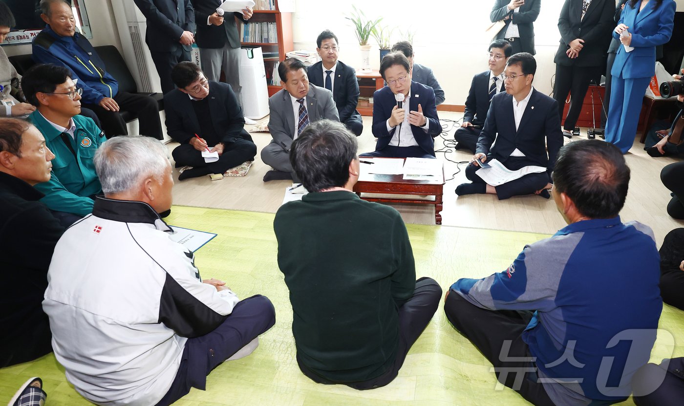 본문 이미지 - 이재명 더불어민주당 대표가 31일 오전 인천 강화군 당산리마을회관에서 북한의 대남방송으로 소음 피해를 보고 있는 지역 주민들과 간담회를 하고 있다. 2024.10.31/뉴스1 ⓒ News1 김민지 기자