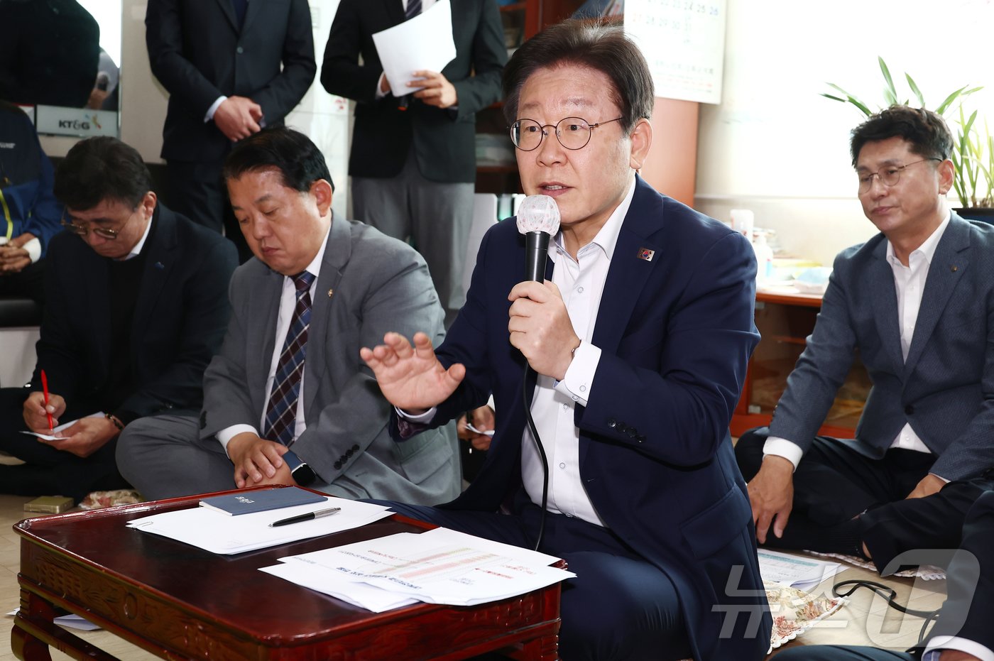 본문 이미지 - 이재명 더불어민주당 대표가 31일 오전 인천 강화군 당산리마을회관에서 북한의 대남방송으로 소음 피해를 보고 있는 지역 주민들과 간담회를 하고 있다. 2024.10.31/뉴스1 ⓒ News1 김민지 기자