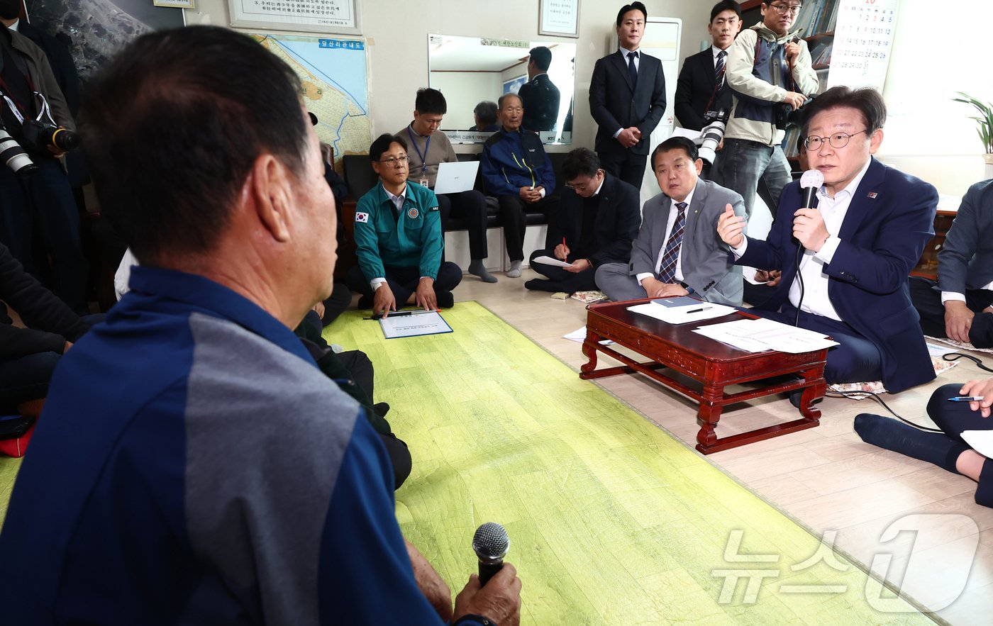 이재명 더불어민주당 대표가 31일 오전 인천 강화군 당산리마을회관에서 북한의 대남방송으로 소음 피해를 보고 있는 지역 주민들과 간담회를 하고 있다. 2024.10.31/뉴스1 ⓒ News1 김민지 기자