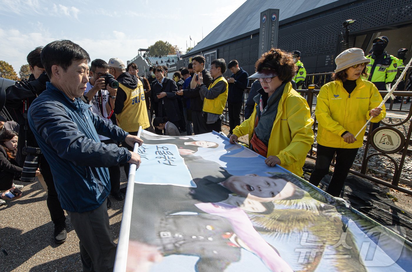 본문 이미지 - 박상학 자유북한운동연합 대표가 31일 오전 경기도 파주시 임진각 내 6·25전쟁납북자기념관 앞에서 납북자피해가족연합회 주최로 열린 대북 전단 살포 행사를 마친 후 준비한 현수막을 정리하고 있다. 2024.10.31/뉴스1 ⓒ News1 이재명 기자