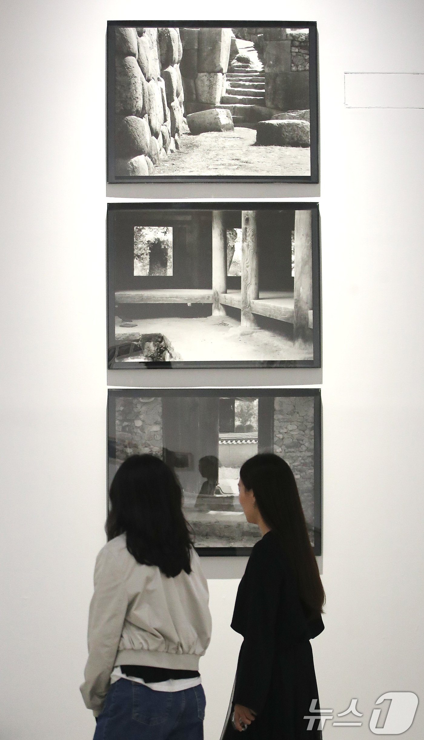 본문 이미지 - 31일 오전 서울 종로구 국립현대미술관 서울관에서 열린 '이강소:풍래수면시' 기자간담회에서 관계자가 작품을 바라보고 있다. '이강소: 風來水面時 풍래수면시'는 독자적인 예술세계로 한국현대미술 변화에 선구적인 역할을 한 이강소의 60여 년의 작품세계를 새롭게 조망하고자 마련한 전시이다. 이번 전시는 다음달 1일부터 2025년 3월 30일까지 국립현대미술관 서울관에서 진행된다. 2024.10.31/뉴스1 ⓒ News1 임세영 기자