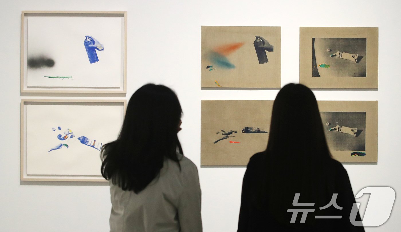 본문 이미지 - 31일 오전 서울 종로구 국립현대미술관 서울관에서 열린 '이강소:풍래수면시' 기자간담회에서 관계자가 작품을 바라보고 있다. '이강소: 風來水面時 풍래수면시'는 독자적인 예술세계로 한국현대미술 변화에 선구적인 역할을 한 이강소의 60여 년의 작품세계를 새롭게 조망하고자 마련한 전시이다. 이번 전시는 다음달 1일부터 2025년 3월 30일까지 국립현대미술관 서울관에서 진행된다. 2024.10.31/뉴스1 ⓒ News1 임세영 기자