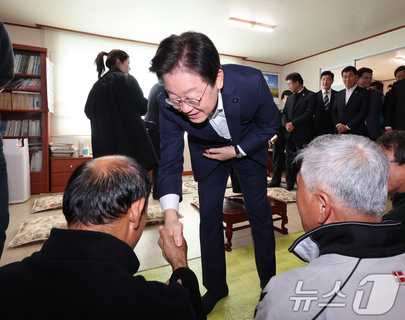 (강화=뉴스1) 김민지 기자 = 이재명 더불어민주당 대표가 31일 오전 인천 강화군 당산리마을회관에서 북한의 대남방송으로 소음 피해를 보고 있는 지역 주민들과 간담회를 하기에 앞서 …