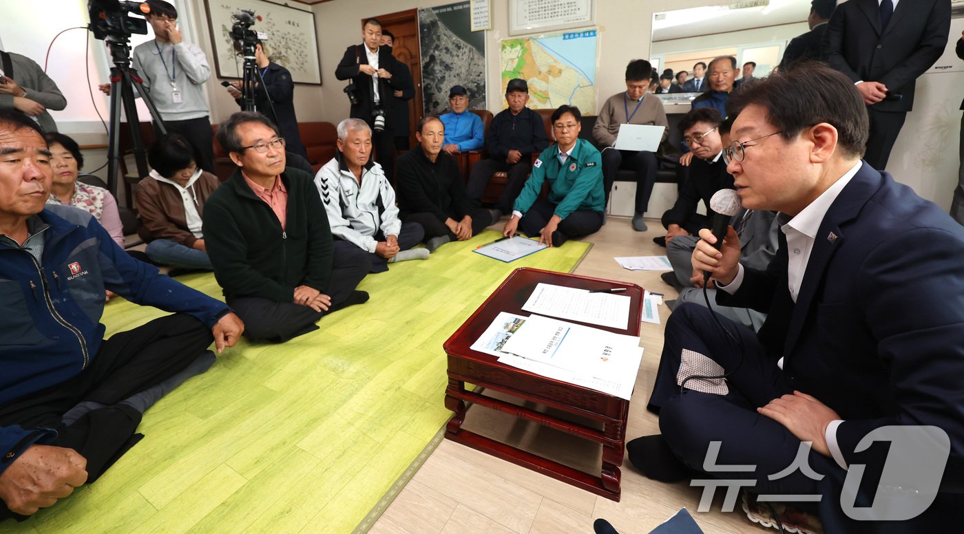 이재명 더불어민주당 대표가 31일 오전 인천 강화군 당산리마을회관에서 북한의 대남방송으로 소음 피해를 보고 있는 지역 주민들과 간담회를 하고 있다. &#40;공동취재&#41; 2024.10.31/뉴스1 ⓒ News1 김민지 기자