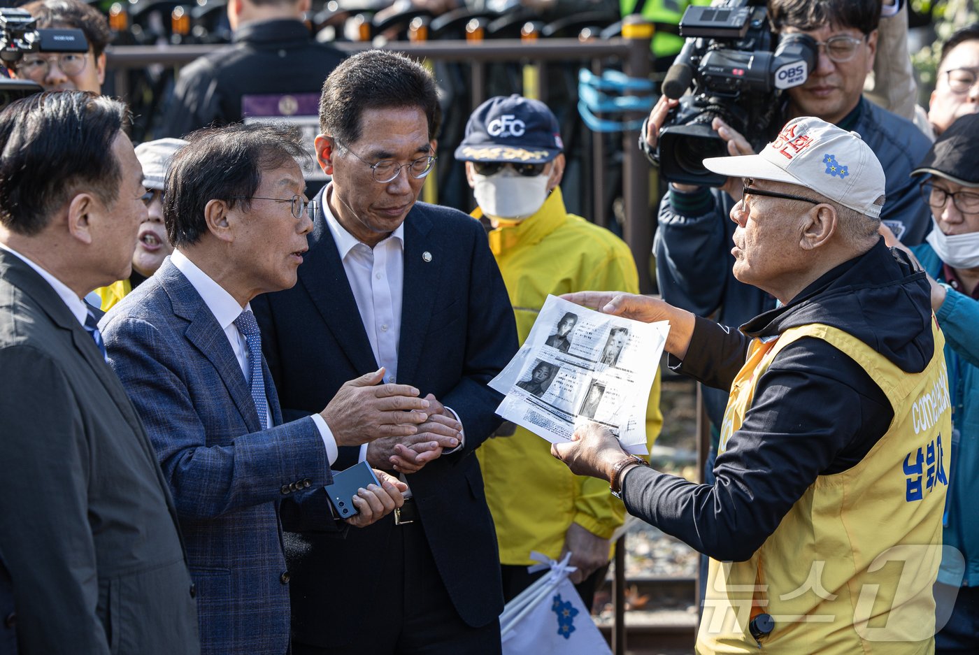 최성룡 납북자피해가족연합회 대표가 31일 오전 경기도 파주시 임진각 내 6·25전쟁납북자기념관 앞에서 대북 전단 살포를 시도하던 중 김경일 파주시장을 비롯한 민주당 의원들과 대화하고 있다. 2024.10.31/뉴스1 ⓒ News1 이재명 기자