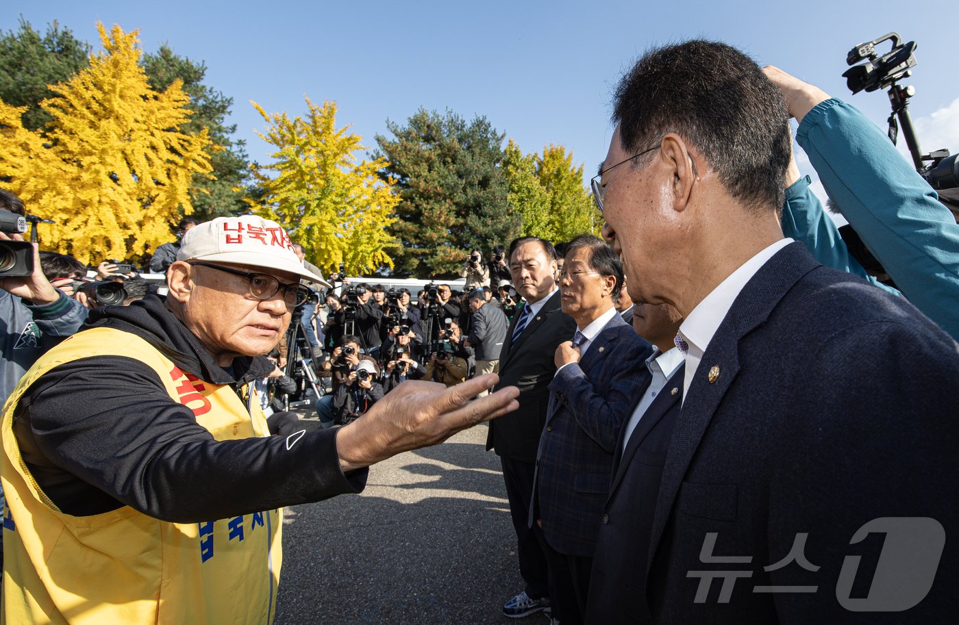 최성룡 납북자피해가족연합회 대표가 31일 오전 경기도 파주시 임진각 내 6·25전쟁납북자기념관 앞에서 대북 전단 살포를 시도하던 중 김경일 파주시장을 비롯한 민주당 의원들과 대화하고 있다. 2024.10.31/뉴스1 ⓒ News1 이재명 기자