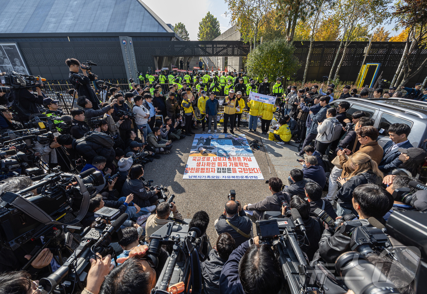 (파주=뉴스1) 이재명 기자 = 최성룡 납북자피해가족연합회 대표와 회원들이 31일 오전 경기도 파주시 임진각 내 6·25전쟁납북자기념관 앞에서 대북전단 살포 계획을 철회하고 발언을 …