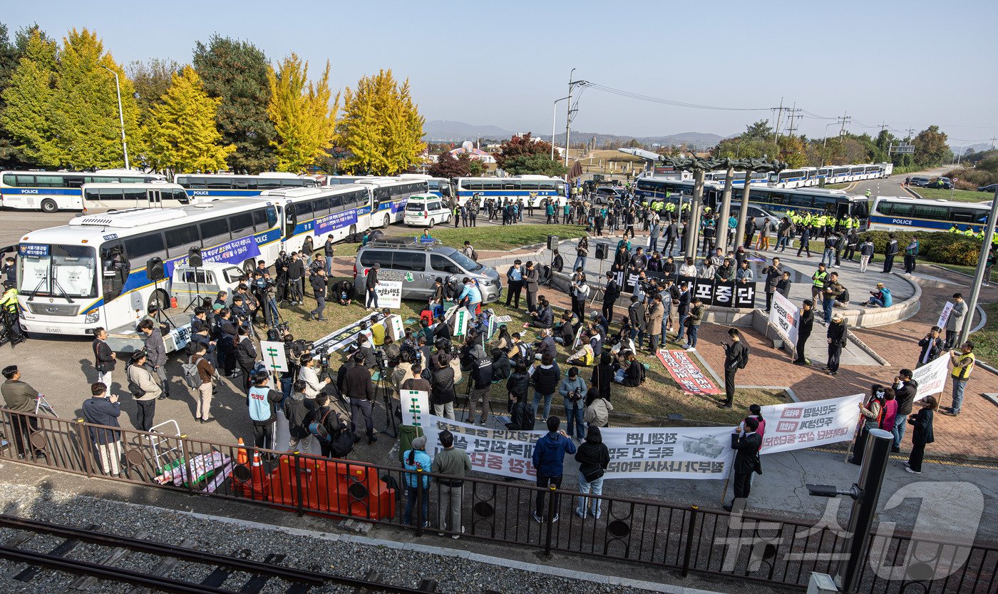 본문 이미지 - 평화위기파주비상행동 회원들이 31일 오전 경기도 파주시 임진각 내 6·25전쟁납북자기념관 앞에서 납북자피해가족협의회의 대북 전단 살포 행사를 규탄하고 있다. 2024.10.31/뉴스1 ⓒ News1 이재명 기자