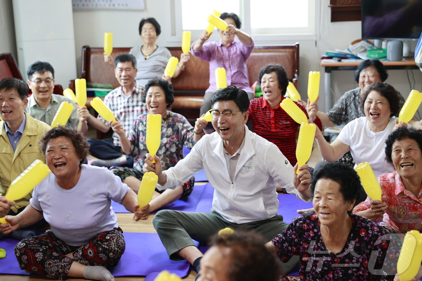 본문 이미지 - 김철우 보성군수가 관내 경로당을 찾아 어르신 복지 서비스에 동참하고 있다.&#40;보성군 제공. 재판매 및 DB 금지&#41;