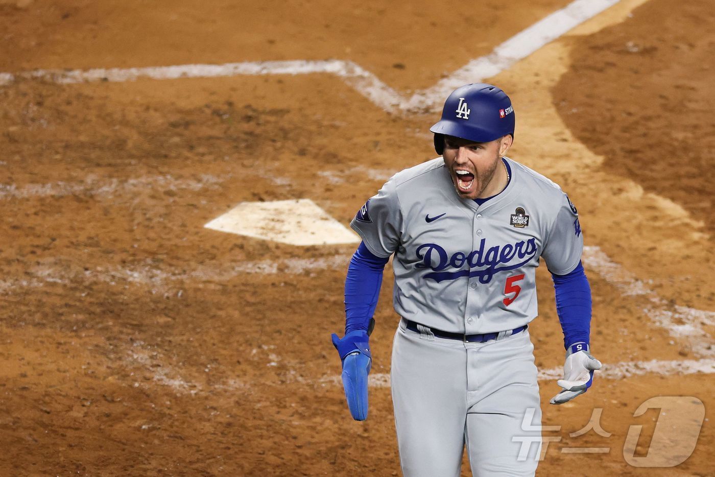 본문 이미지 - 뉴욕 양키스와 월드시리즈 6차전에서 득점한 뒤 환호하는 LA 다저스 프레디 프리먼. ⓒ AFP=뉴스1