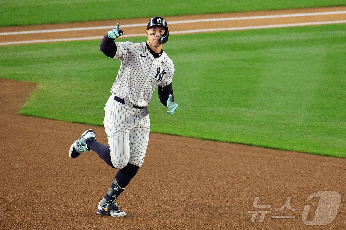 본문 이미지 - 양키스의 애런 저지가 2024 월드시리즈 5차전에서 홈런을 쳤으나, 팀 패배로 고개를 숙였다. ⓒ AFP=뉴스1