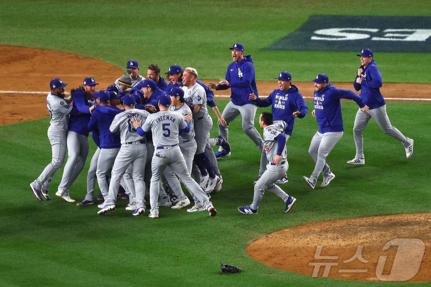 본문 이미지 - LA 다저스가 뉴욕 양키스를 4승1패로 꺾고 월드시리즈를 제패했다. ⓒ AFP=뉴스1