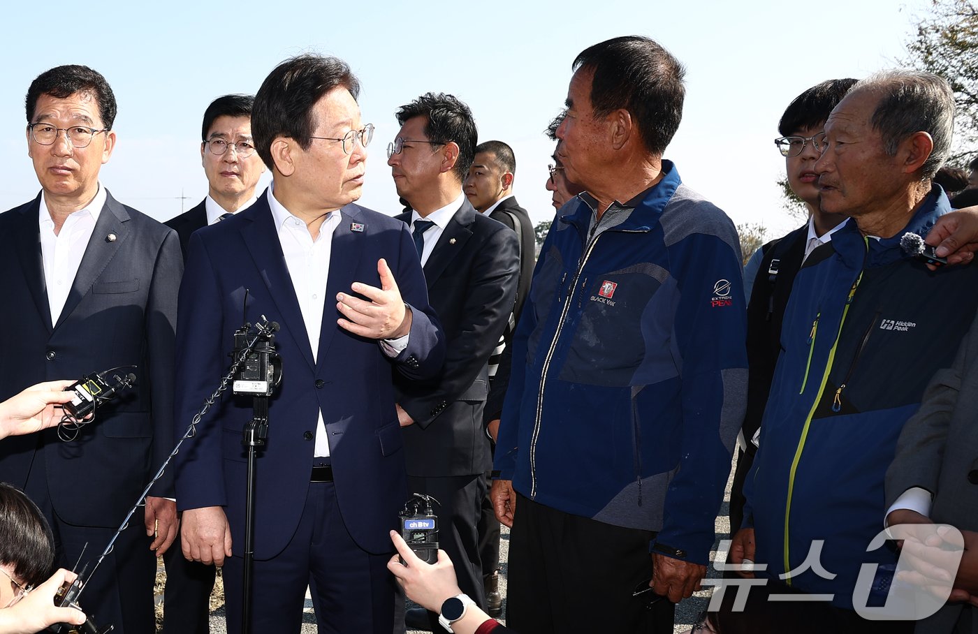 본문 이미지 - 이재명 더불어민주당 대표가 31일 오전 북한의 대남방송으로 소음 피해를 보고 있는 인천 강화군 당산리마을을 방문, 마을 주민으로부터 피해 상황을 듣고 있다. 2024.10.31/뉴스1 ⓒ News1 김민지 기자