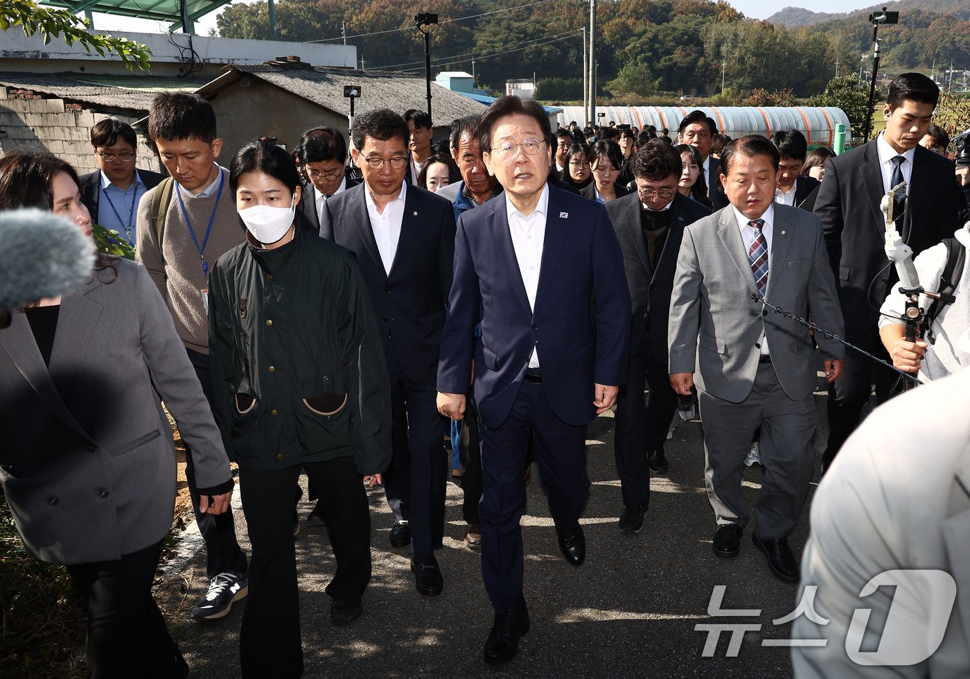 이재명 더불어민주당 대표가 31일 오전 인천 강화군 당산리마을을 방문, 북한의 대남방송으로 소음 피해를 보고 있는 지역 주민들과 간담회를 마친 후 대남방송 소음을 듣기 위해 이동하고 있다. 2024.10.31 ⓒ News1 김민지 기자