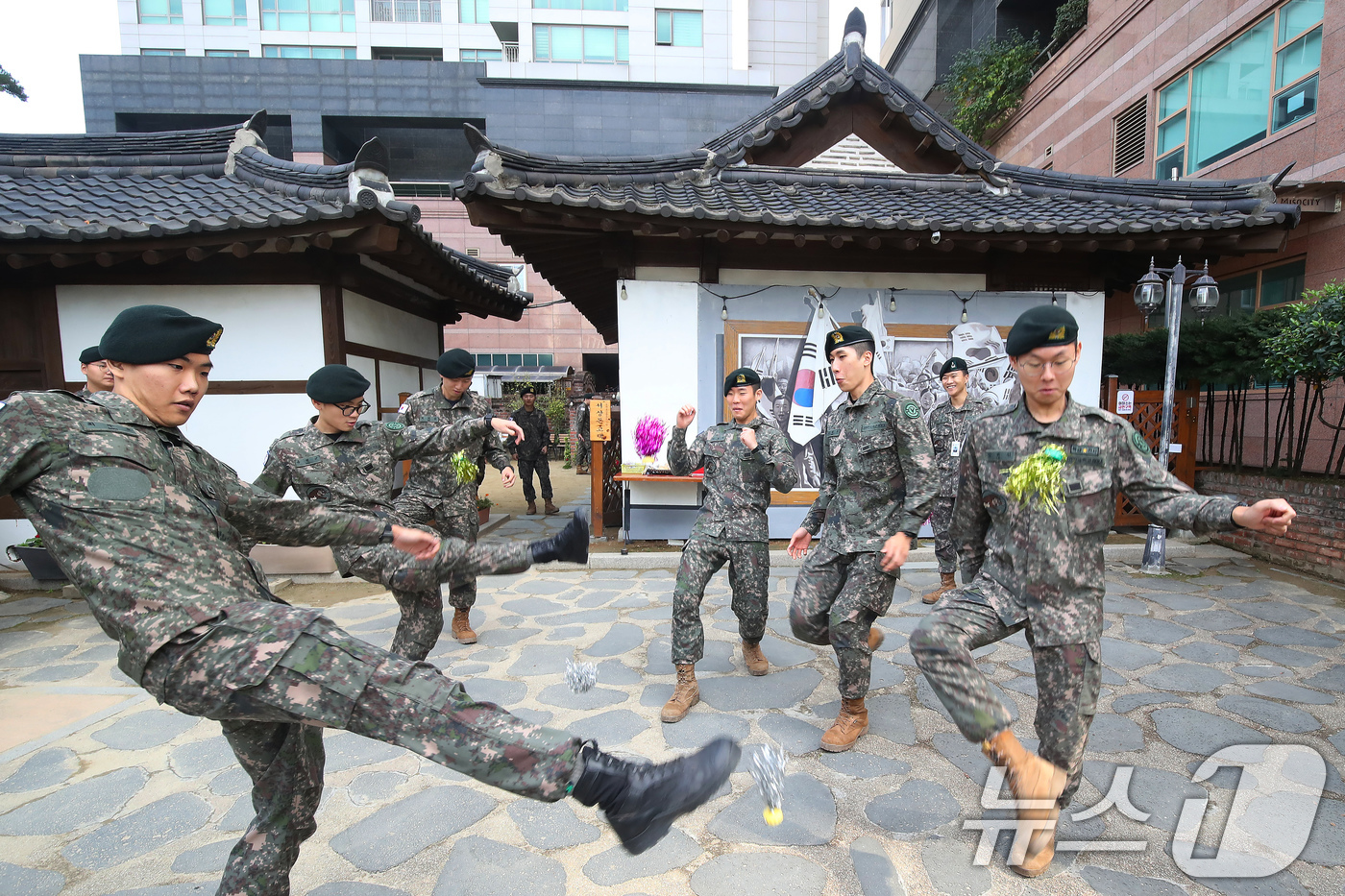 (대구=뉴스1) 공정식 기자 = 육군 50사단 팔공산여단 장병들이 31일 오전 대구 중구 근대문화골목 투어에 나서 민족운동가 서상돈 선생 고택 앞에 마련된 전통놀이 체험장에서 제기 …