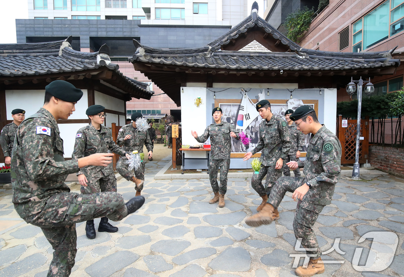 (대구=뉴스1) 공정식 기자 = 육군 50사단 팔공산여단 장병들이 31일 오전 대구 중구 근대문화골목 투어에 나서 민족운동가 서상돈 선생 고택 앞에 마련된 전통놀이 체험장에서 제기 …