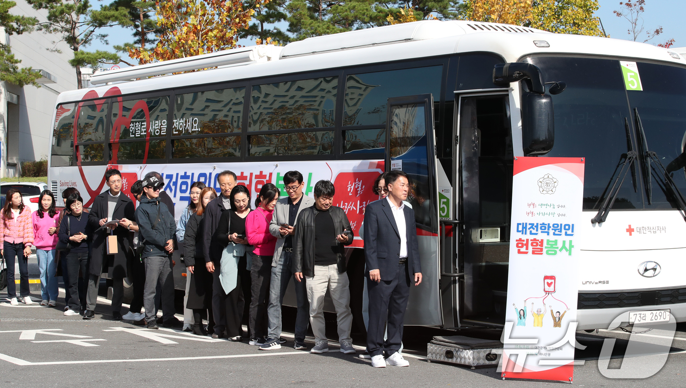 (대전=뉴스1) 김기태 기자 = 31일 대전한밭수목원 남문주차장에서 진행된 '제2회 대전학원인 헌혈봉사'에서 대전학원연합회 회원들이 헌혈 버스에서 차례를 기다리고 있다. 2024. …