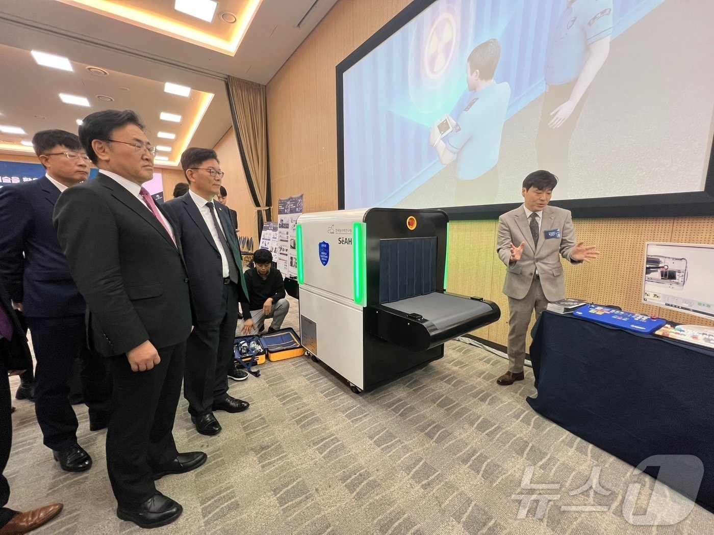 본문 이미지 - 일 한국과학기술회관에서 열린 '관세행정 현장 맞춤형 기술개발 1.0사업' 성과 시연 현장에서 유상임 과학기술정보통신부 장관(왼쪽)과 고광효 관세청장이 소형화물 검색용 복합 엑스레이 장비 관계자 설명을 듣고 있다. 2024.10.31/뉴스1 ⓒ 뉴스1 김민재 기자
