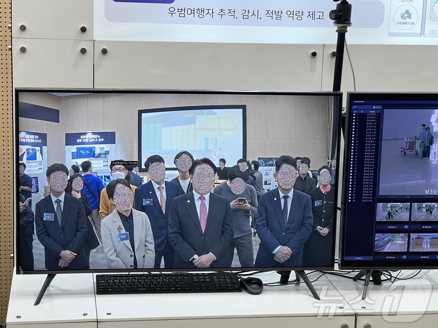 본문 이미지 - 31일 한국과학기술원에서 열린 '관새행정 현장 맞춤형 기술개발 1.0사업' 성과 시연 현장에서 AI 기반 우범여행자 식별·추적 시스템을 선보이고 있다. 개발 업체가 등록한 자사 직원을 제외하고는 유 장관, 고 청장을 포함한 모든 사람의 얼굴이 모자이크 처리되는 모습이다. 2024.10.31/뉴스1 ⓒ 뉴스1 김민재 기자