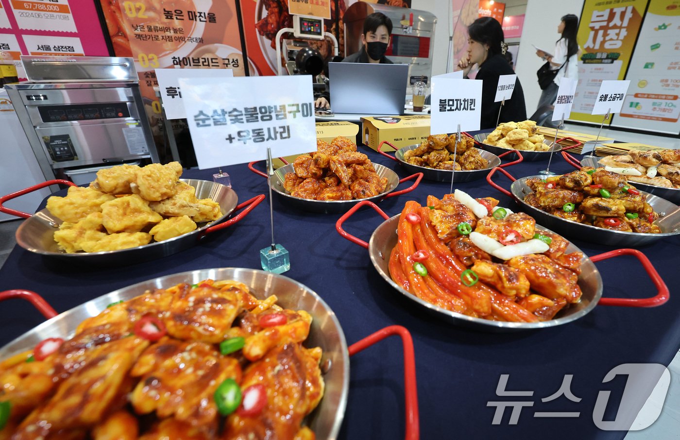 본문 이미지 - 31일 서울 강남구 코엑스에서 열린 '2024 IFS 프랜차이즈 창업·산업 박람회'에서 참관객들이 부스를 둘러보며 창업 트렌드 및 정보를 얻고 있다. 2024.10.31/뉴스1 ⓒ News1 이동해 기자