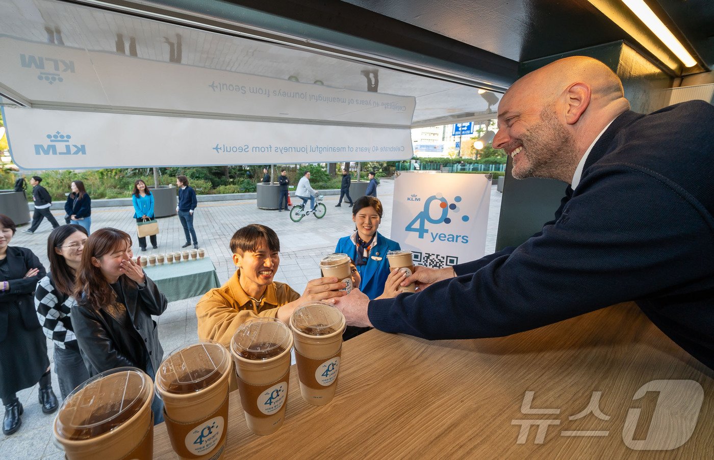 본문 이미지 - 보리스 다쏘 KLM 네덜란드 한국·일본·뉴칼레도니아 지역 사장이 시민들에게 커피를 나눠주고 있다(KLM 네덜란드 제공) 