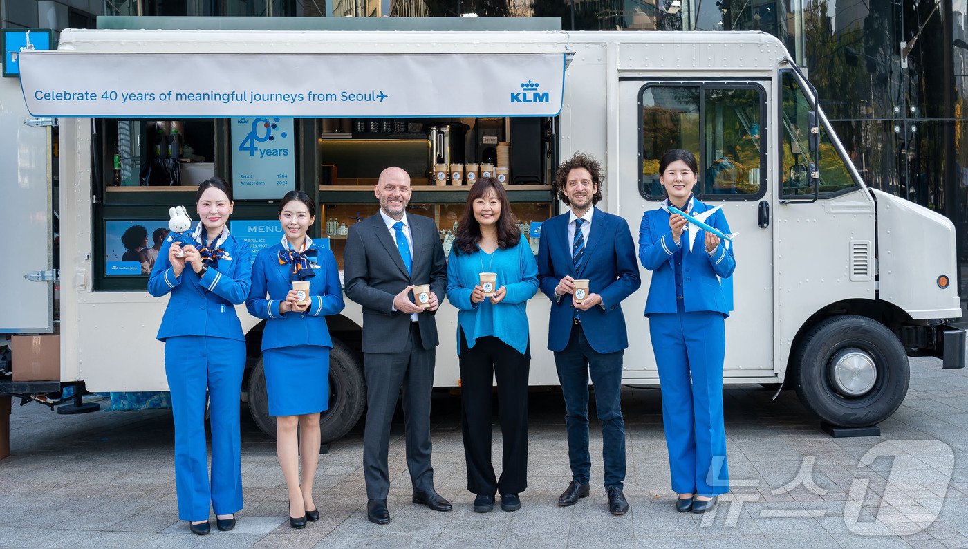 본문 이미지 -  보리스 다쏘 KLM 네덜란드 한국·일본·뉴칼레도니아 지역 사장(왼쪽에서 세번째)과 이문정 KLM 네덜란드 한국지사장(KLM 네덜란드 제공)