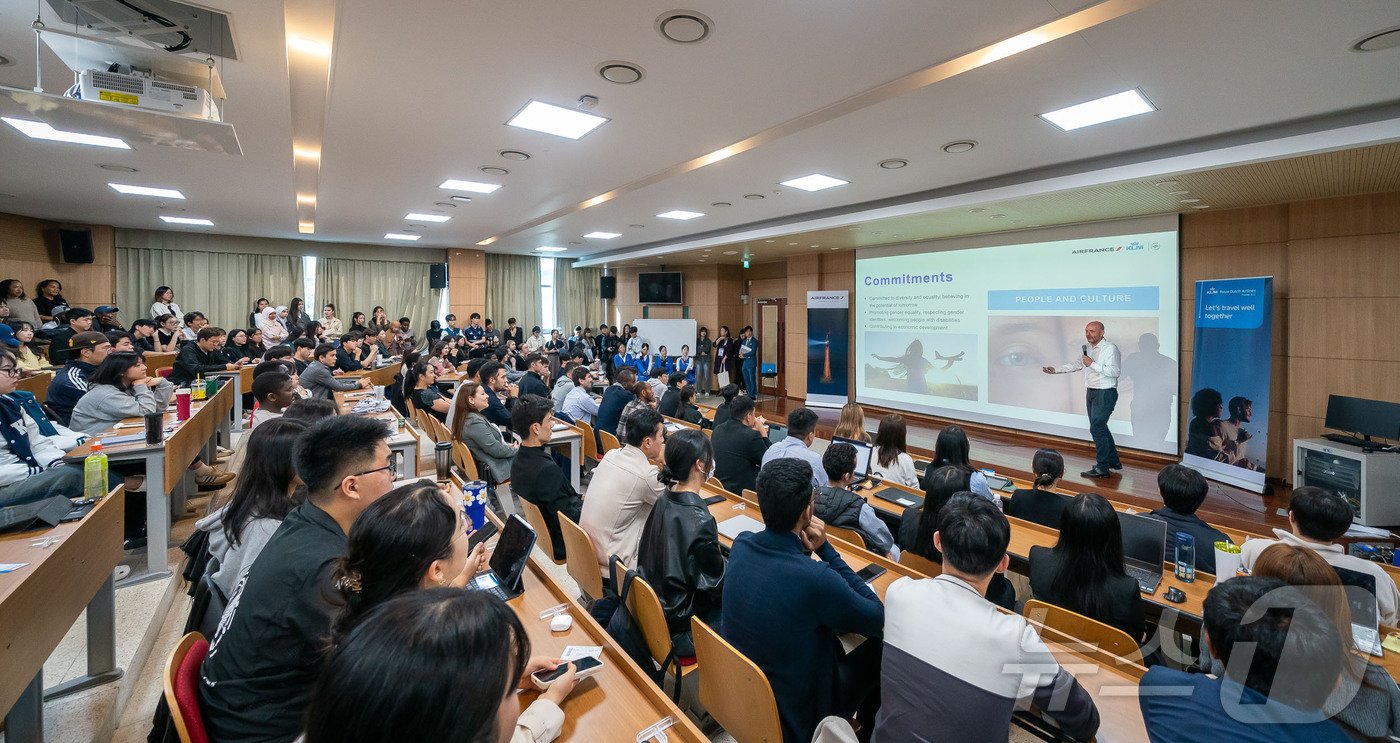 본문 이미지 -  <strong> </strong>30일 오후 경기도 고양시 한국항공대에서 보리스 다쏘 KLM 한국·일본·뉴칼레도니아 지역 사장이 KLM 한국 취항 40주년을 기념해 특별 강연을 하고 있다.(KLM 제공)